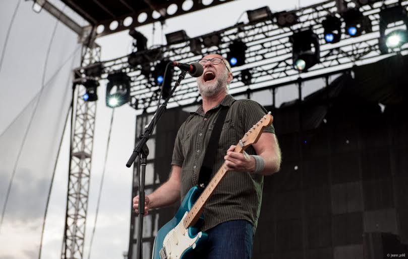 Bob Mould se apresenta no Riot Fest, em Denver, em 21 de setembro último. Crédito: AP