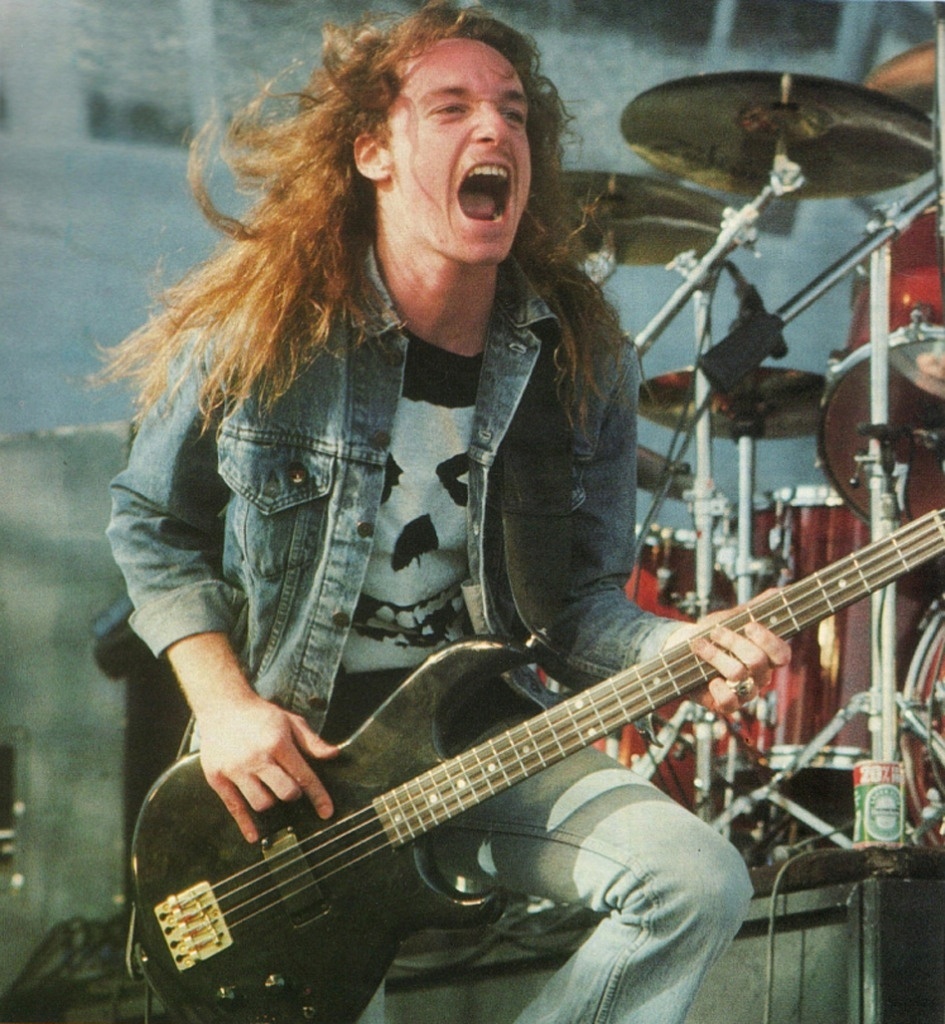 O culto a Cliff Burton, baixista do Metallica, ajuda a manter o baixo em alta no YouTube